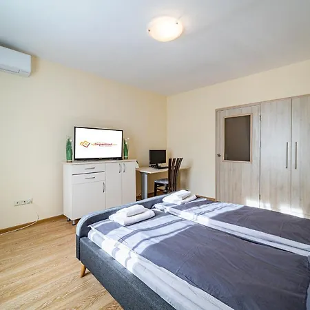 Sunny And Quiet 2bdr Apartman